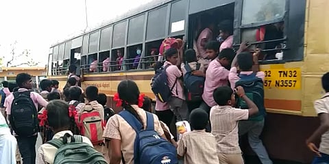 கள்ளக்குறிச்சி: தொடரும் படிக்கட்டு பயணம்... பள்ளி மாணவர்கள் கஷ்டத்தை கண்டுகொள்ளுமா அரசு?