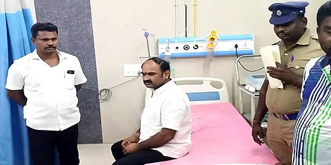 அரசு அதிகாரிக்கு கொலை மிரட்டல்: கரூர் அதிமுக நகர செயலாளர் கைது