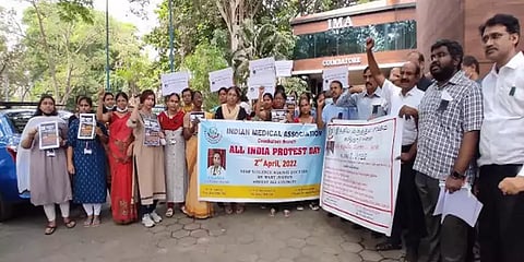 `மரு.அர்ச்சனா சர்மா இறப்புக்கு நீதி வேண்டும்’- தமிழ்நாடு முழுவதும் மருத்துவர்கள் போராட்டம்