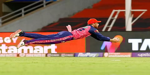 பட்லரின் சதத்தால் மும்பையை வென்று முதலிடத்தில் ராஜஸ்தான் - திலக், இஷானின் அரை சதம் வீண்