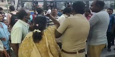 பேருந்தில் மதுபோதையில் தவறாக நடக்க முயன்ற நபர்-போலீஸ் கண்முன்னே சரமாரியாக பளார் விட்ட பெண்