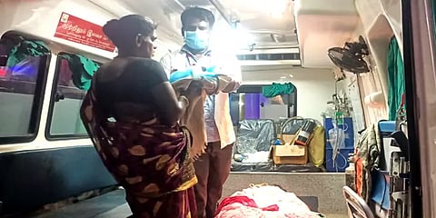 மதுரை: ஓடும் 108 ஆம்புலன்ஸில் கர்ப்பிணிக்கு பிரசவம் பார்த்த மருத்துவ உதவியாளர்
