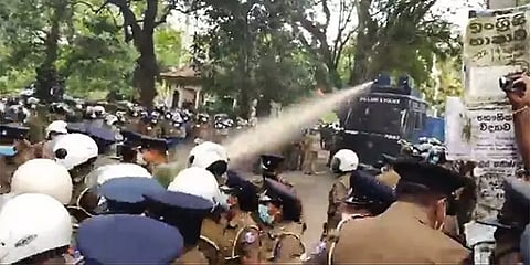 இலங்கை: போராட்டத்தில் ஈடுபட்ட பேராதனை பல்கலை., மாணவர்கள் மீது கண்ணீர்புகை வீச்சு