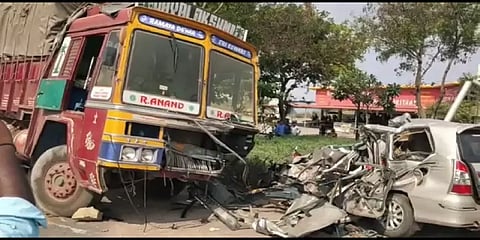 பெரம்பலூர்: கார் மீது லாரி மோதியதில் 4 பேர் பலி - சாலையில் திரும்ப முயன்ற போது விபத்து