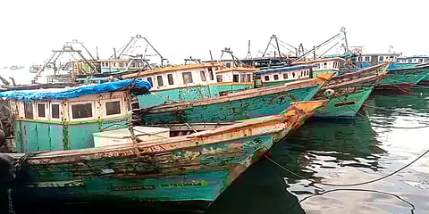 ’12 பேர் கைது’ - இலங்கை கடற்படையை கண்டித்து ராமேஸ்வரம் மீனவர்கள் வேலை நிறுத்த போராட்டம்