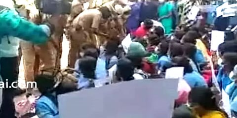 சென்னை: மீண்டும் பணி வழங்க வேண்டுமெனக் கோரி செவிலியர்கள் மெரினாவில் போராட்டம்