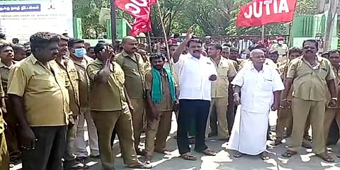 ஆட்டோ எப்சி கட்டணத்தை 7 மடங்கு உயர்த்துவதா? தொழிற்சங்கத்தினர் போராட்டம்