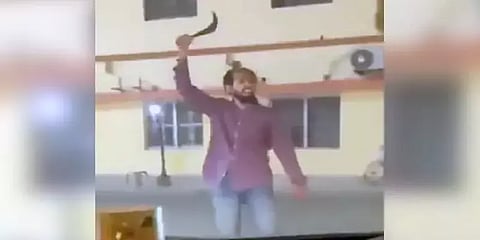 உத்தரப்பிரதேசத்தில் களேபரம் - கோரக்பூர் கோயிலில் என்ன நடந்தது?