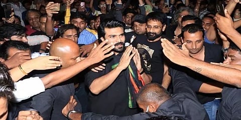 சினிமாவில் 15 ஆண்டுகள்: அதகளப்படுத்திய ‘ஆர்ஆர்ஆர்’ வெற்றி - தியேட்டர் விசிட்டில் ராம் சரண்