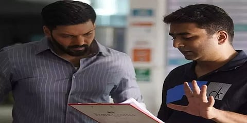 ‘கேப்டன்’ படத்தின் ஃபர்ஸ்ட் லுக் வெளியீடு - டிராகனுடன் மோதும் ஆர்யா