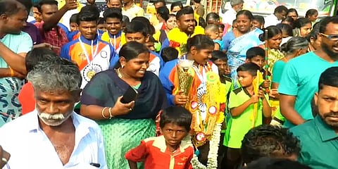 நேபாளத்தில் சர்வதேச சிலம்பம் போட்டி: பதக்கம் வென்று அசத்திய வீரர்களுக்கு உற்சாக வரவேற்பு