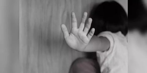 போக்சோ வழக்கில் நெடுஞ்சாலைத் துறை அதிகாரியை கைது செய்ய பெற்றோர் கோரிக்கை