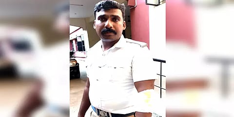 வாகனத்தில் தப்பியோடிய நபரை பிடிக்க முயன்ற போக்குவரத்து காவலருக்கு காயம்