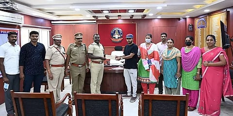 ஆன்லைனில் பணத்தை இழந்த பட்டதாரிகள்... பத்திரமாக மீட்டுக்கொடுத்த சைபர் கிரைம் போலீசார்