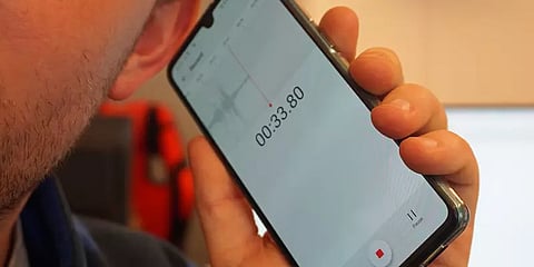 கல்லூரி பற்றி ஆட்சியரிடம் புகாரளித்த மாணவர்களை மிரட்டிய பேராசிரியர்... வைரலாகும் ஆடியோ