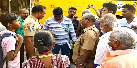 பேருந்தில் ஒழுங்கீனமாக நடந்து கொண்ட மாணவர்கள்: நடத்துநர் கண்டித்ததால் கண்ணாடி உடைப்பு