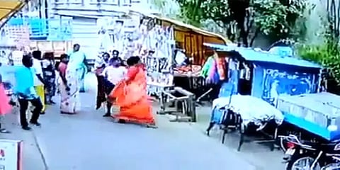 காஞ்சிபுரம்: பெண் வளையல் வியாபாரியிடம் மாமூல் கேட்டு மிரட்டல் - அதிமுக பெண் நிர்வாகி கைது