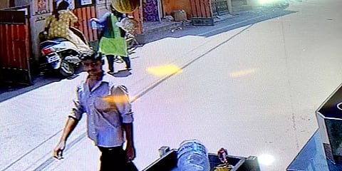 சென்னை: வீட்டில் தனியாக இருந்த பெண்ணின் கழுத்தை அறுத்த மர்ம நபர்