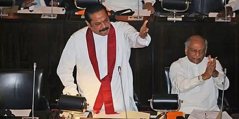 இலங்கையில் வலுக்கும் போராட்டம் - நாடாளுமன்றத்தை முற்றுகையிட முயன்ற மாணவர்கள்