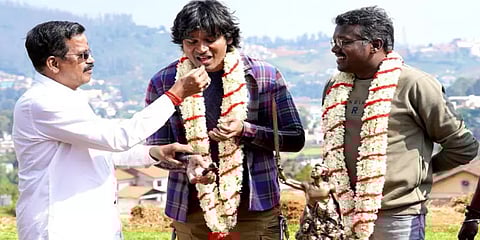 ‘கர்ணன்’ ஓராண்டு நிறைவு : கேக் வெட்டிக் கொண்டாடிய படக்குழுவினர்