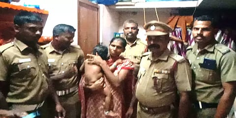 குழந்தையின் தலையில் சிக்கிய சில்வர் பாத்திரம்: போராடி அகற்றிய தீயணைப்புத் துறையினர்