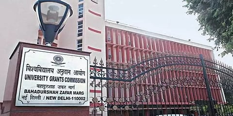 படிப்பை முடித்தும் தாமதமாக பட்டம் வழங்குவதாகப் புகார் - யு.ஜி.சி. அதிரடி உத்தரவு