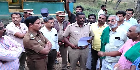 ’உயர்நீதிமன்ற உத்தரவை அமல்படுத்துக’ - திம்பம் மலைப்பாதையில் விவசாயிகள் போராட்டம்