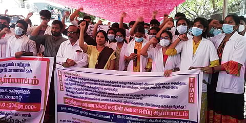 தொடரும் கட்டண பிரச்னை... கடலூர் மருத்துவ கல்லூரி மாணவர்கள் மீண்டும் போராட்டம்