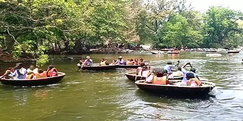 தருமபுரி: கோடை வெயிலை சமாளிக்க ஒகேனக்கல்லில் குவிந்த சுற்றுலா பயணிகள்