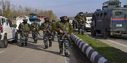 சிஆர்பிஎஃப் வீரர்கள் மீது தாக்குதல் நடத்திய பயங்கரவாதி சுட்டுக் கொலை