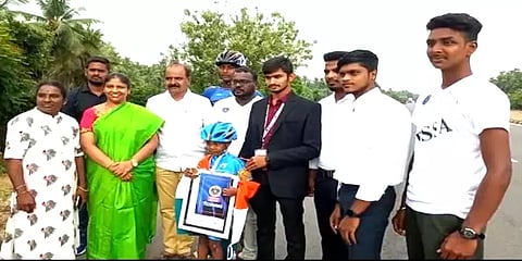 கரூர்: ரோலர் ஸ்கேட்டிங் செய்து உலக சாதனை படைத்த 5 வயது சிறுமி