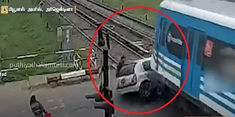அர்ஜென்டினா: தண்டவாளத்தில் சிக்கிய கார் மீது மோதிய ரயில் - பதைபதைக்க வைக்கும் வீடியோ