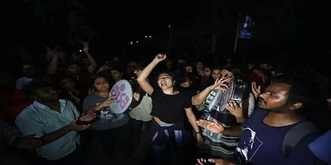 டெல்லியில் மாணவர் அமைப்பினரிடையே கடும் மோதல்-பலர் காயம்: இரவில் நடந்தது என்ன?