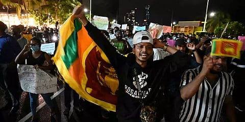 அதிபர் கோட்டாபய ராஜபக்ச பதவி விலகக் கோரி இலங்கை மக்கள் விடியவிடிய போராட்டம்