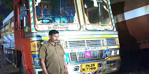 வாகன சோதனையில் சிக்கிய வெள்ளை திரவம்: ஆவணங்கள் இல்லாததால் பறிமுதல்