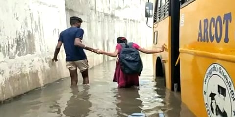 ரயில் சுரங்கப் பாதையில் தேங்கியிருந்த தண்ணீரில் மூழ்கிய கல்லூரி பேருந்து