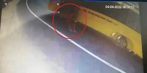 ஓடும் பேருந்தில் இருந்து தவறிவிழுந்த கல்லூரி மாணவி - பதைபதைக்கும் சிசிடிவி காட்சிகள்