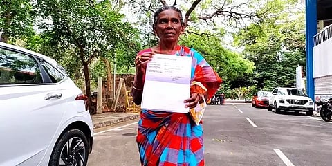 'உயிரோடு இருக்கும்போதே இறந்ததாக குடும்ப அட்டையில் பெயர் நீக்கம்'- ஆட்சியரிடம் மூதாட்டி மனு