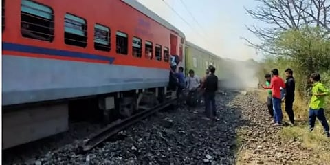 ஆந்திரா: எக்ஸ்பிரஸ் ரயில் மோதி 6 பேர் சம்பவ இடத்திலேயே உயிரிழப்பு