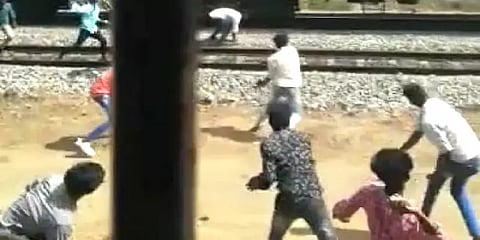 கற்களால் தாக்கிக் கொண்ட இருவேறு கல்லூரி மாணவர்கள்: ரயில் நிலையத்தில் பரபரப்பு