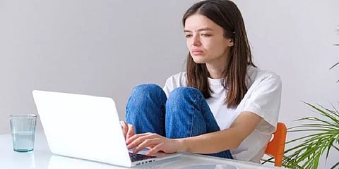 அதிக நேரம் அமர்ந்தே இருப்பது ஆபத்தா? - நிபுணர் விளக்கம்