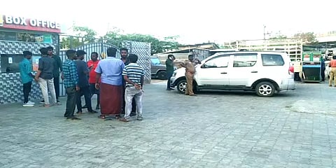 சென்னை: கையில் கத்தி, அரிவாளோடு தாக்குதல்: ரயில் நிலையத்தில் அட்டூழியம் செய்த மாணவர்கள்