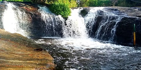 தொடர் மழை எதிரொலி: ஆர்ப்பரித்துக் கொட்டும் கும்பக்கரை அருவி