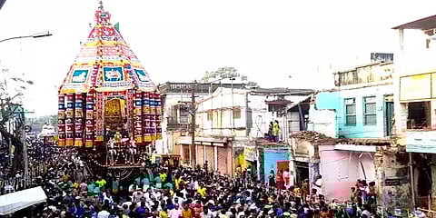 52 அடி உயரம்; 40 டன் எடை: சிறப்புமிக்க தஞ்சை பெரிய கோயில் தேரை வடம்பிடித்து இழுத்த மக்கள்