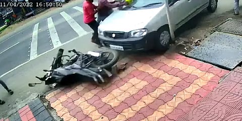 ஈரோடு: சத்தியமங்கலத்தில் கட்டுப்பாட்டை இழந்து உணவகத்திற்குள் புகுந்த கார்