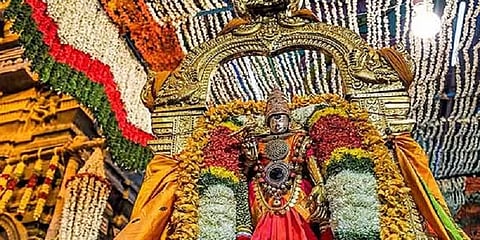 செங்கோல் ஏந்தி பட்டத்து அரசியாக மதுரை மீனாட்சி முடி சூடிய விழா: திரண்ட பக்தர்கள்