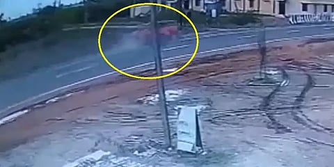 சாலையோர தடுப்புச் சுவரில் மோதிய கார் - சம்பவ இடத்திலேயே உயிரிழந்த மருத்துவ மாணவர்