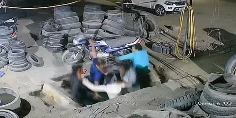 கான்க்ரீட் தளம் உடைந்து சாக்கடைக்குள் விழுந்த இளைஞர்கள் - அதிர்ச்சி வீடியோ