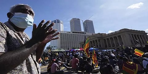 இலங்கை: அதிபர் மாளிகைக்கு வெளியே புத்தாண்டு கொண்டாட்டம்