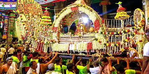 வண்ண மலர்களால் அலங்கரிக்கப்பட்ட பூ பல்லக்கில் வீதியுலா வந்த மதுரை மீனாட்சியம்மன்